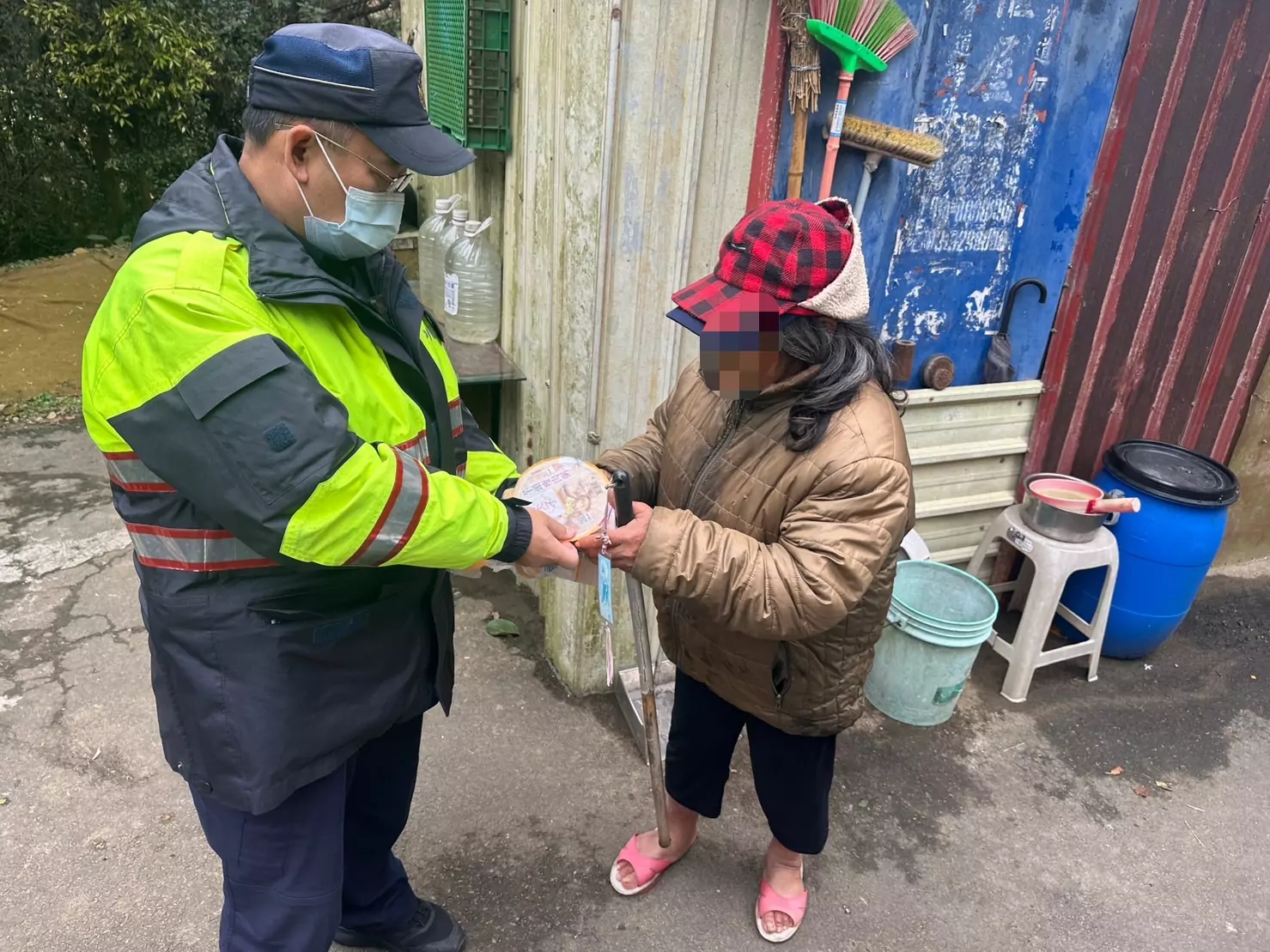 婦獨居「沒水沒電」鐵皮屋30年 龍潭警助通報社會局 婦獨居「沒水沒電」鐵皮屋30年 龍潭警助通報社會局