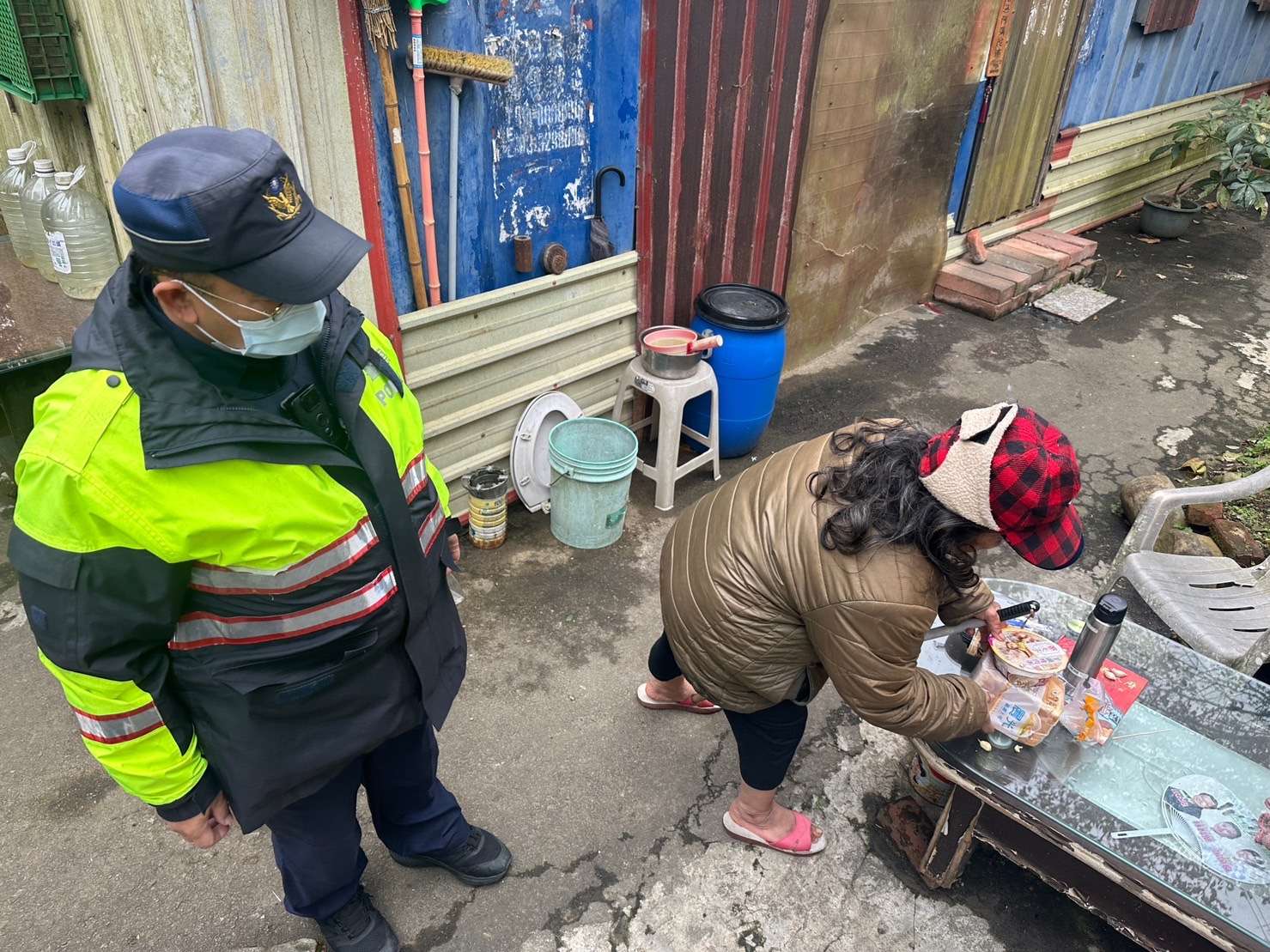 婦獨居「沒水沒電」鐵皮屋30年 龍潭警助通報社會局 S 9560733 0