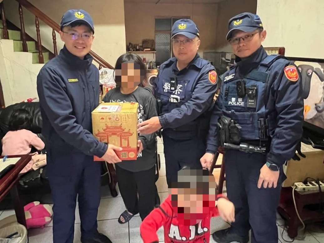 龍警暖男副所長樂於助人 春節前夕關懷弱勢家庭 S 9576468 0