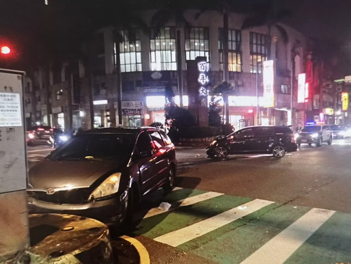 【有片】左轉車撞直行車 下秒再撞分隔島 【有片】左轉車撞直行車 下秒再撞分隔島