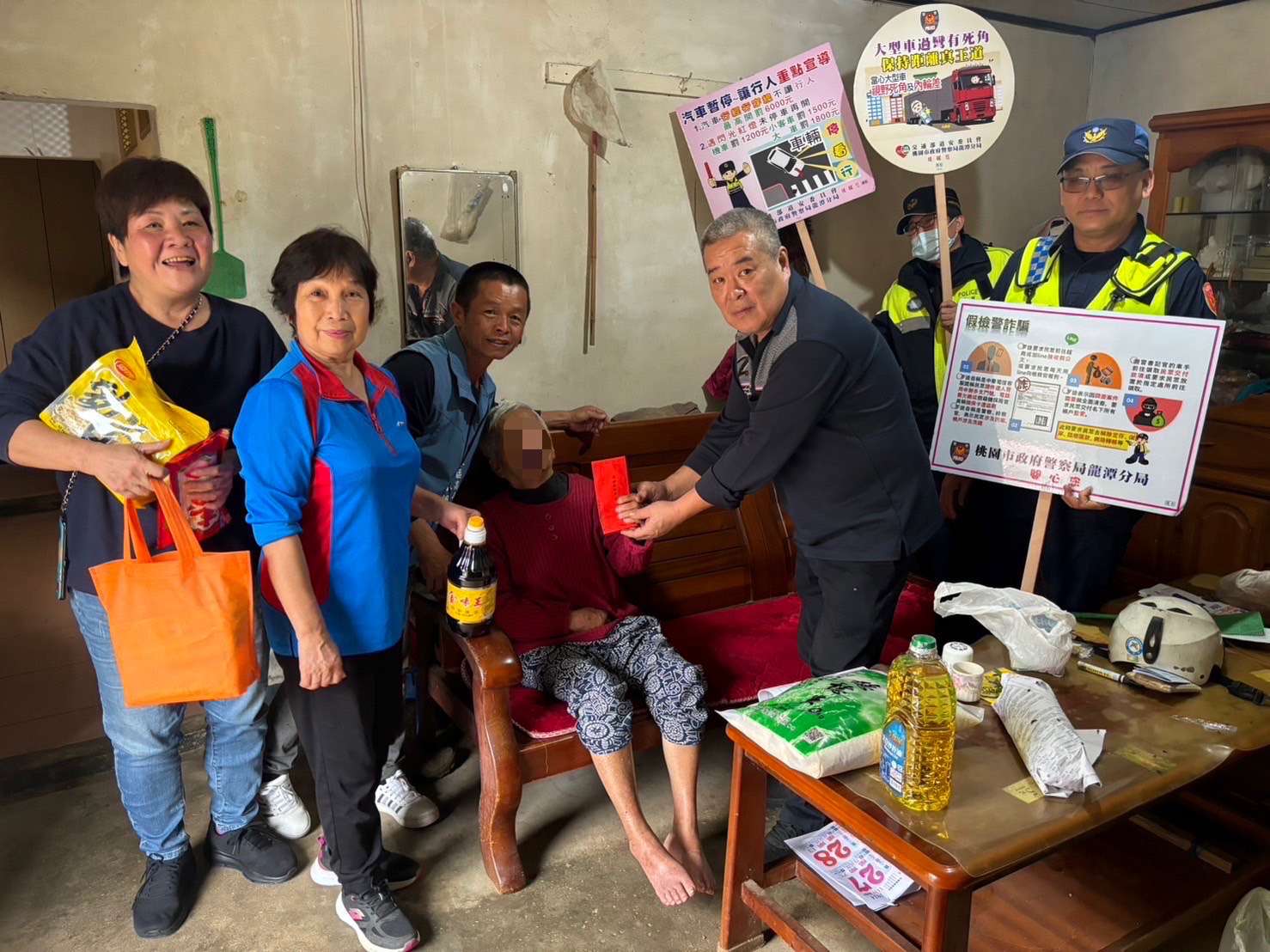 龍潭暖警年節送愛心 關懷弱勢備感溫馨 S 9577112