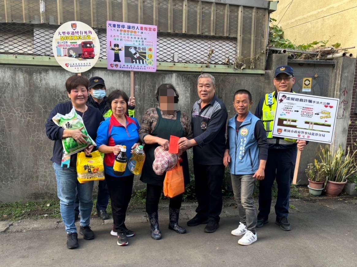 龍潭暖警年節送愛心 關懷弱勢備感溫馨 S 9577263