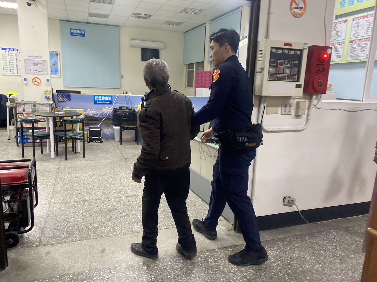 失智獨老呆站超商前 龍潭暖警助他返家 S 9633828