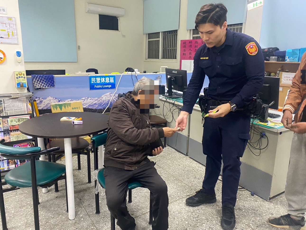 龍潭警靠1物助失智翁返家 加碼贈愛心物資 S 9633830 0
