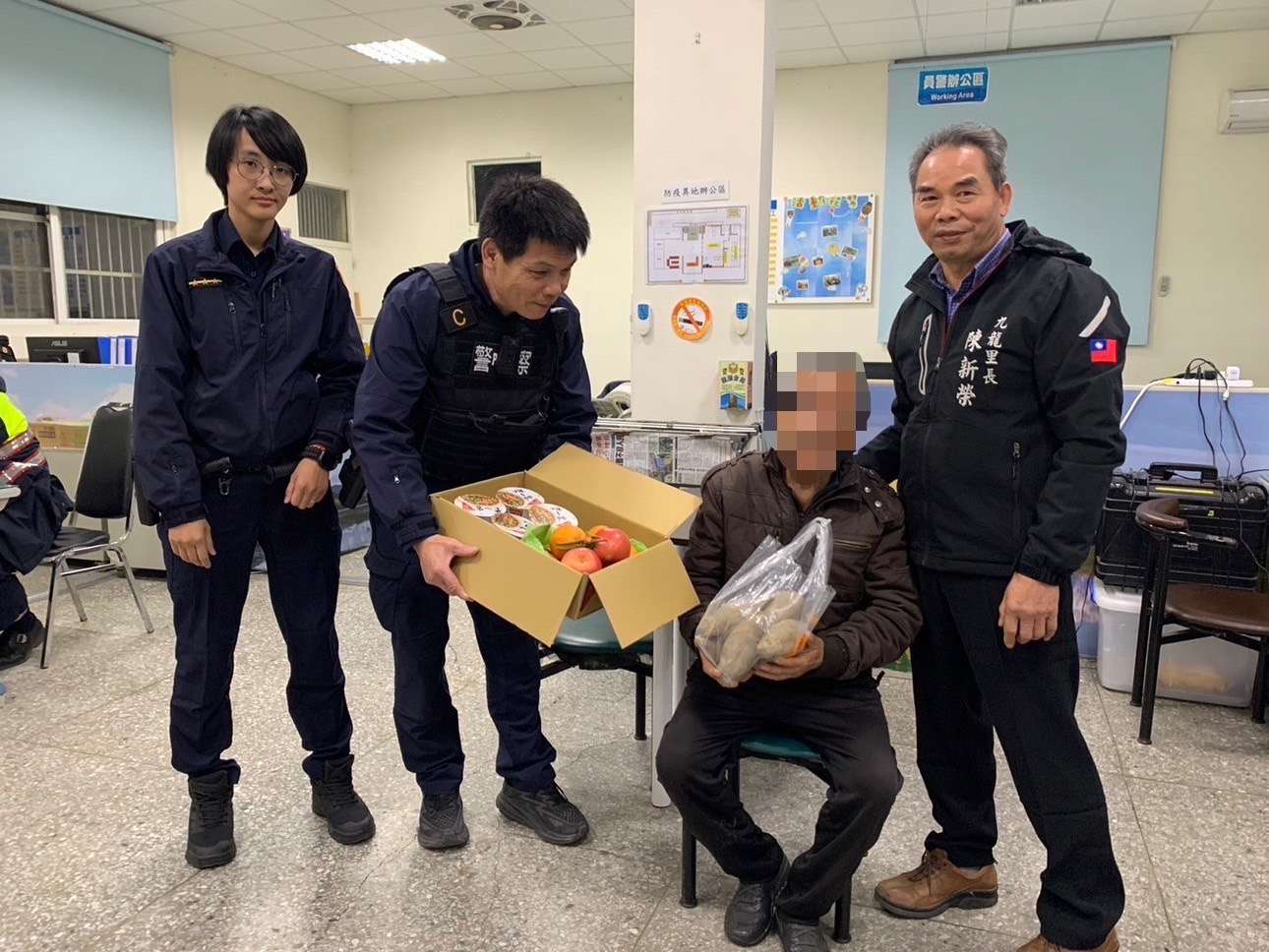 失智獨老呆站超商前 龍潭暖警助他返家 S 9633831