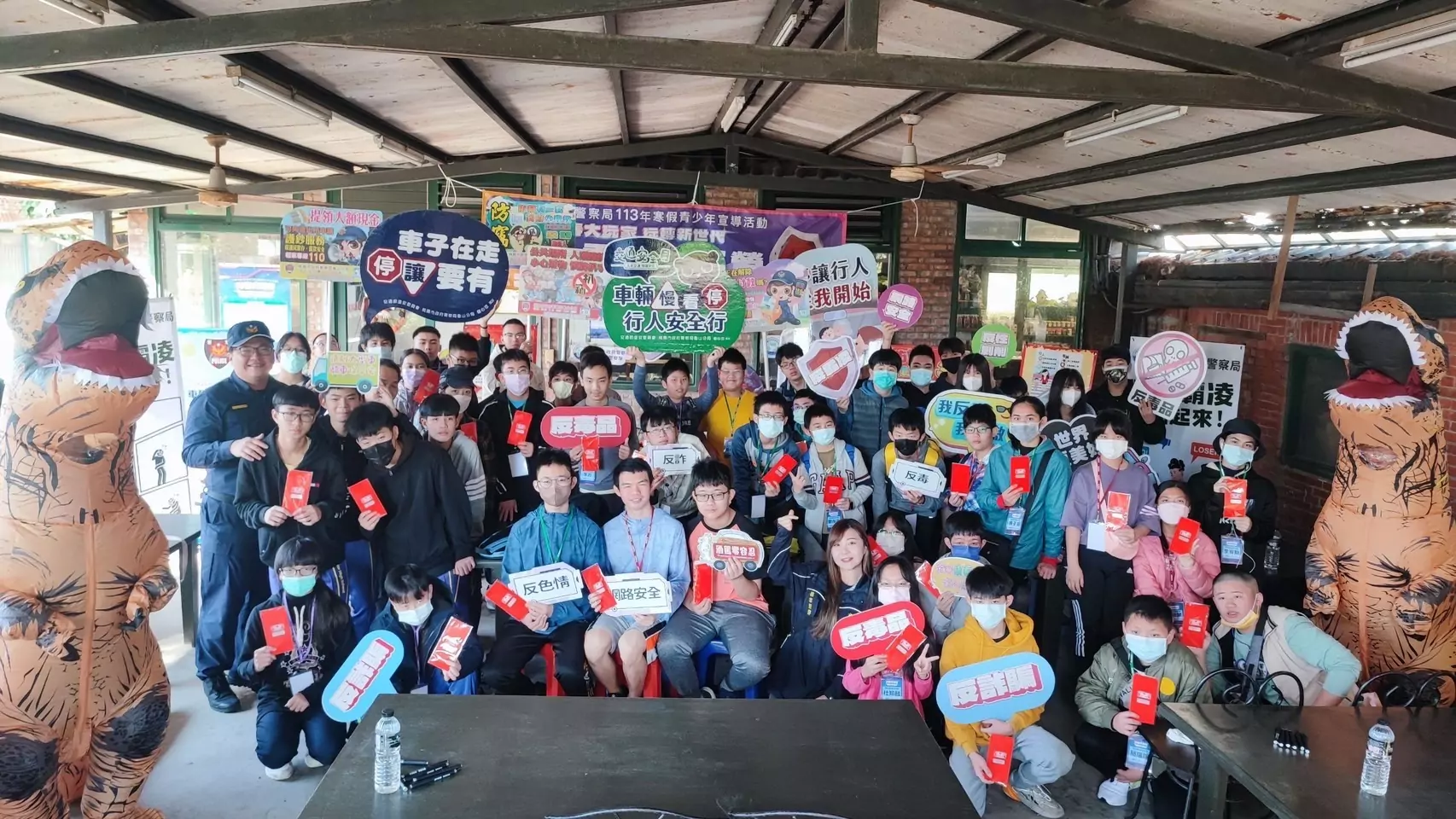 強化青少年安全觀念 龜山警化身小恐龍反詐、反霸凌 強化青少年安全觀念 龜山警化身小恐龍反詐、反霸凌