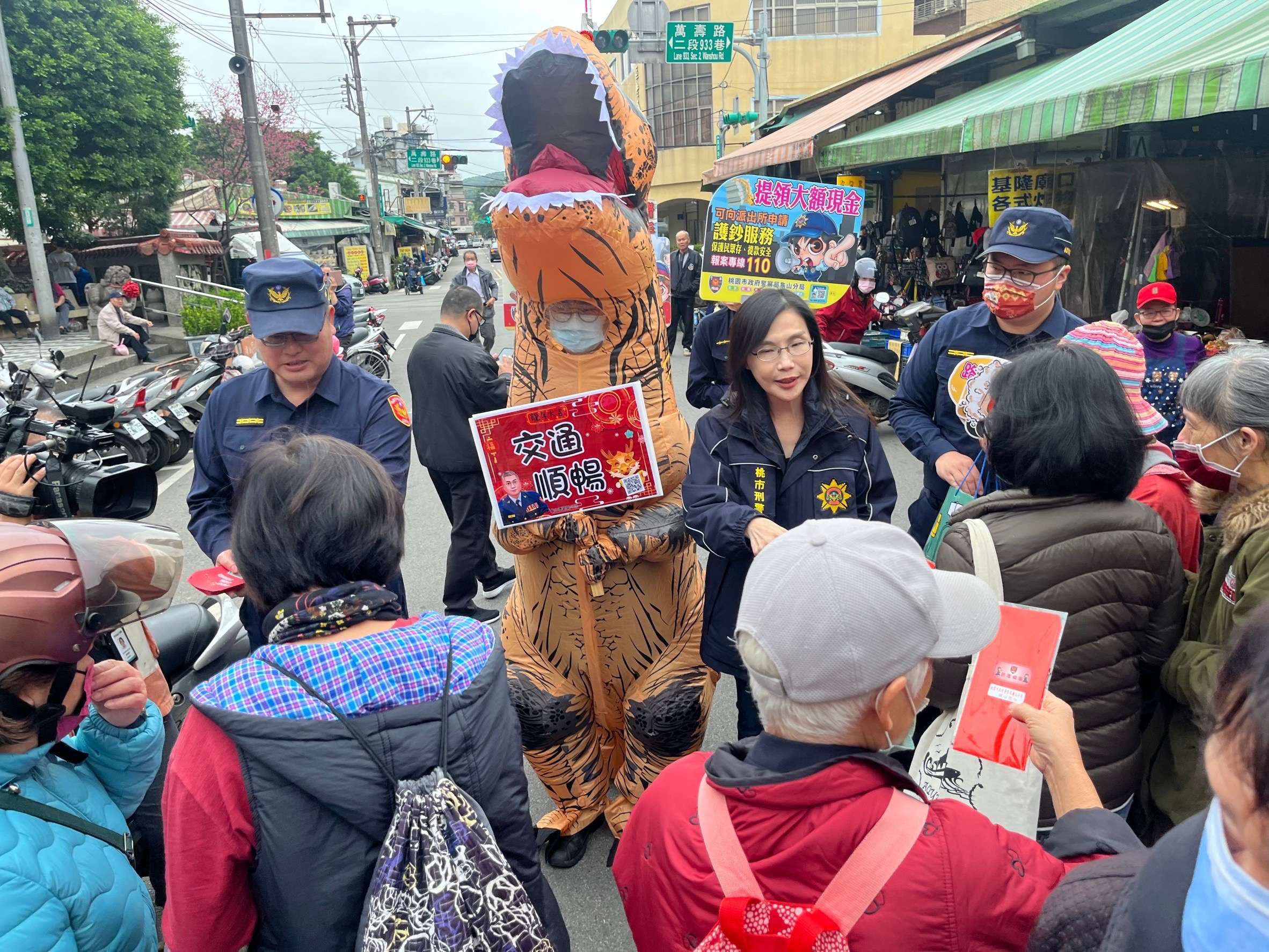恐龍出沒!龜山警菜市場發紅包 提醒民眾防扒竊 S 96747741 0