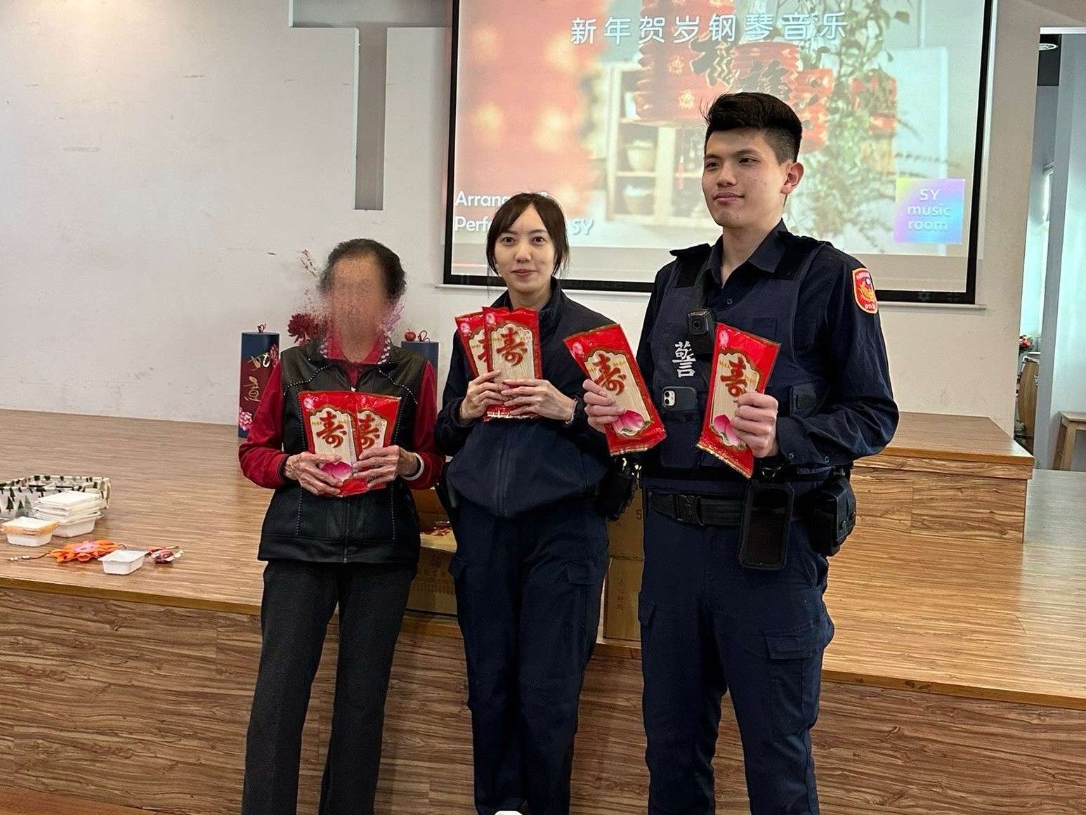 深入社區關懷弱勢 龜山暖警送長壽麵與民同心 S 96894982 0