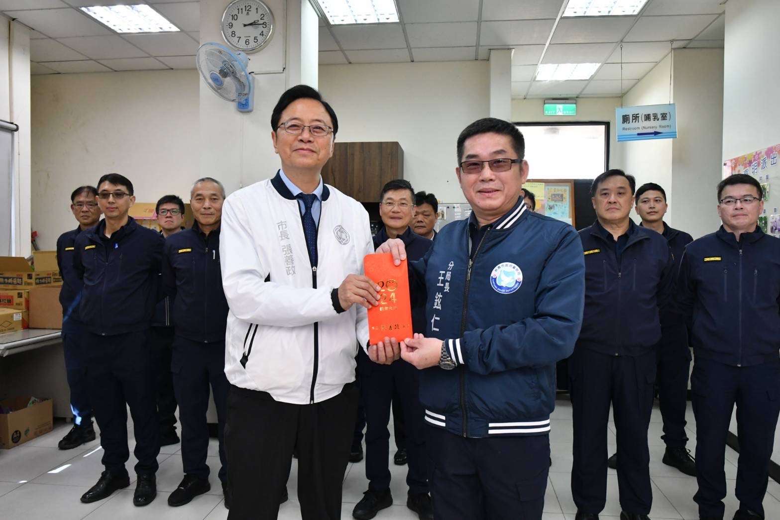 肯定春節警政工作辛勞 張善政赴八德分局致贈慰問金 S 9707604