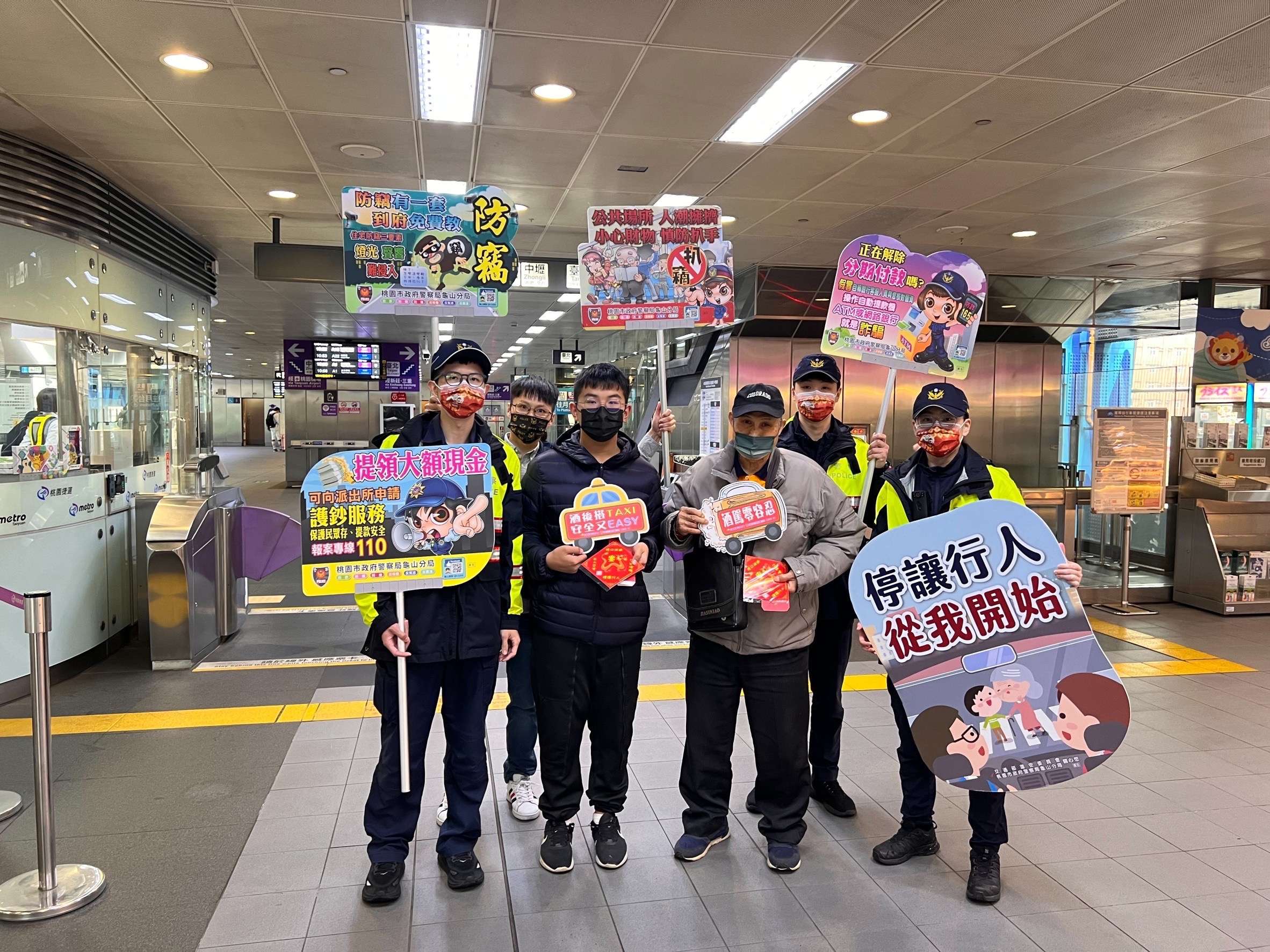 龜山警前進機捷A7、A8站 強化民眾預防犯罪意識 S 97435729 0
