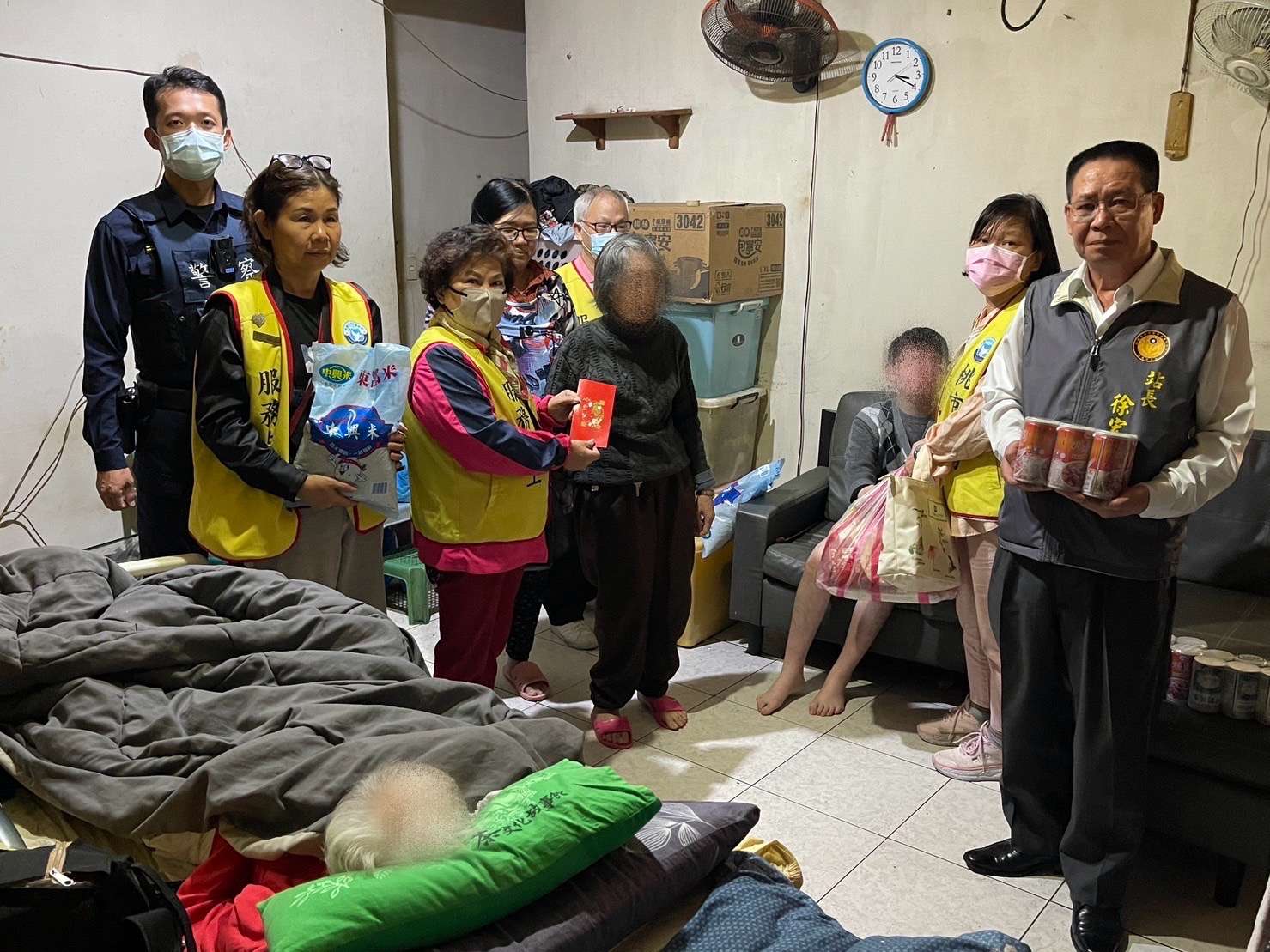 暖心關懷轄區弱勢 龜山警助一家四口溫暖過年 S 97558593