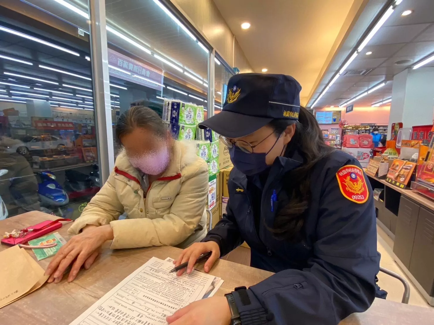關懷弱勢寒冬送暖 龜山女警助紓困轉介度難關 關懷弱勢寒冬送暖 龜山女警助紓困轉介度難關