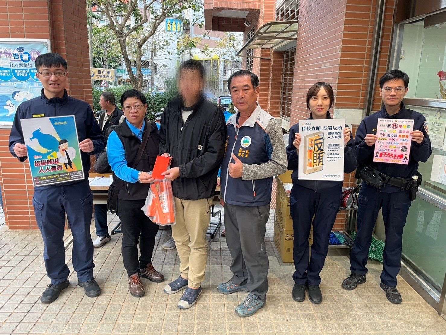 春節送暖 龜山警攜手南亞塑膠關懷弱勢家庭過好年 S 97771530 0