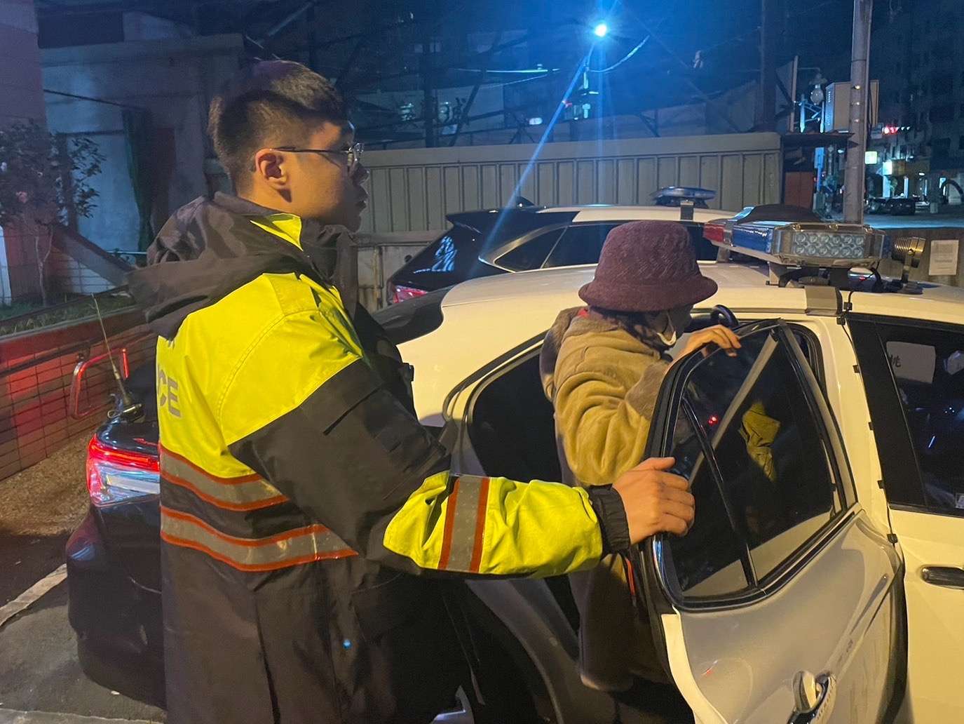 龜山暖警除夕不打烊 助迷途長者返家吃團圓飯 S 97869831 0