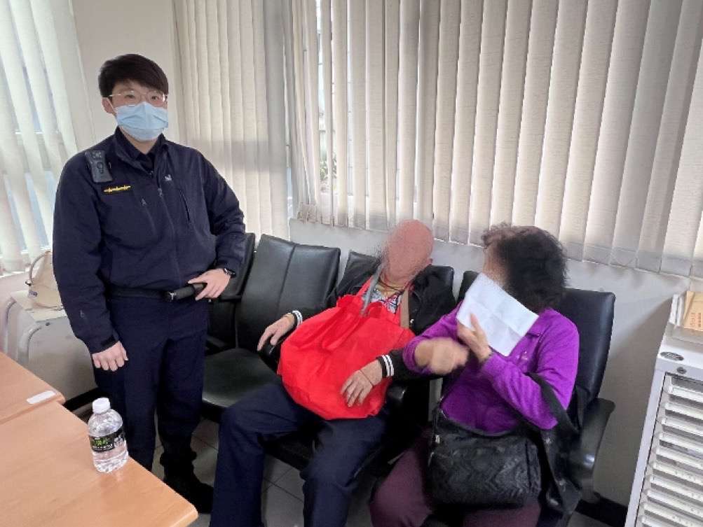 龜山暖警除夕不打烊 助迷途長者返家吃團圓飯 S 97869835 0
