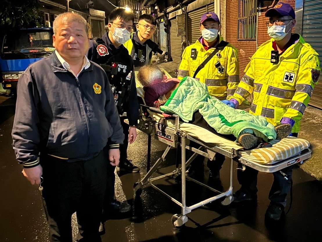 龜山暖警除夕不打烊 助迷途長者返家吃團圓飯 S 97869838 0