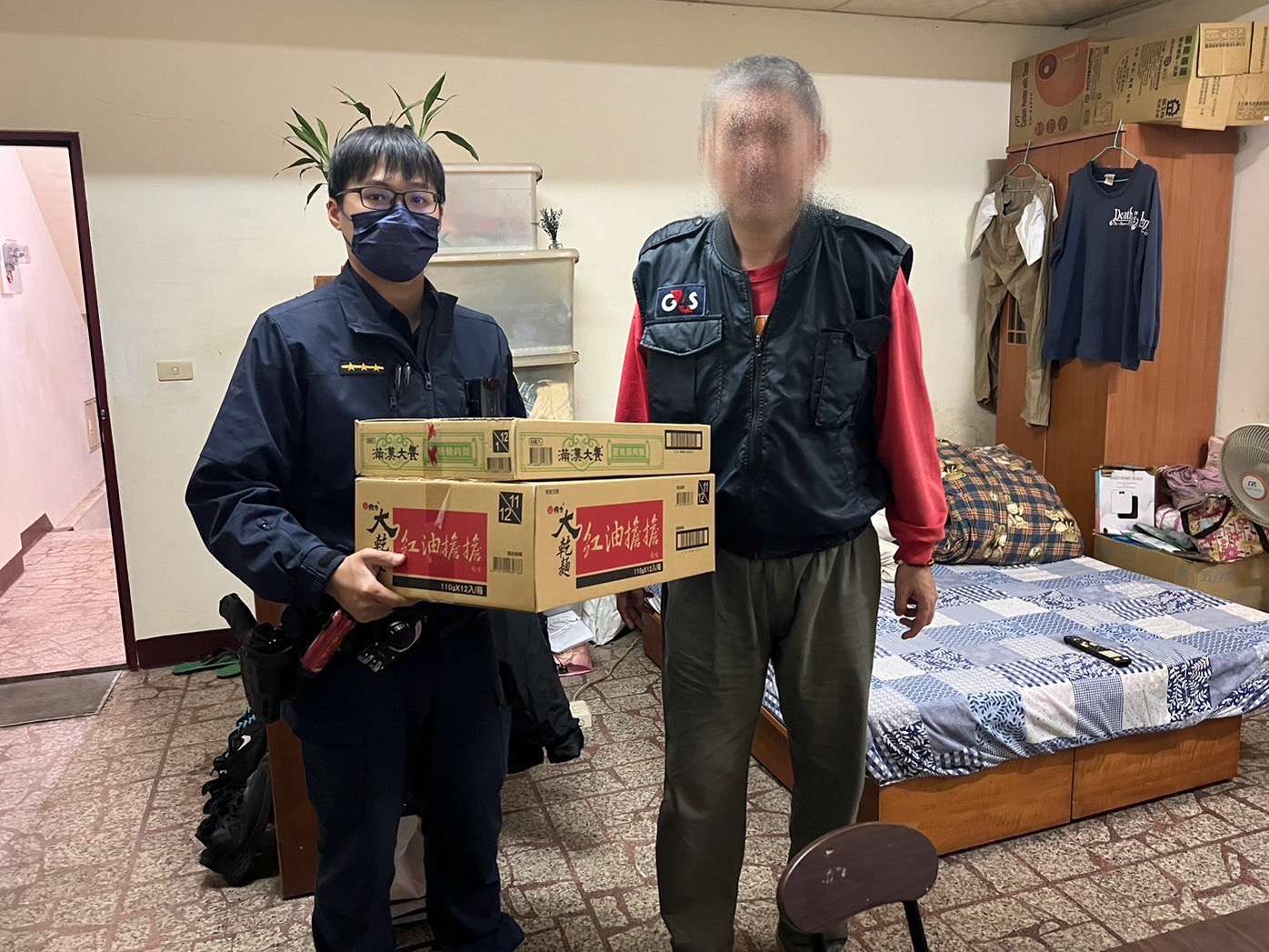 寒冬送愛心 暖男所長自掏腰包助弱勢家庭度年關 S 97968261