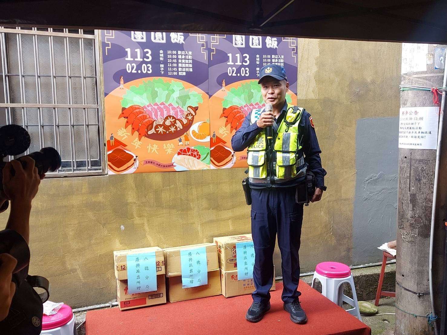 八德警與里長結合善心團體寒冬送暖 關懷弱勢安心過年 S 9805864