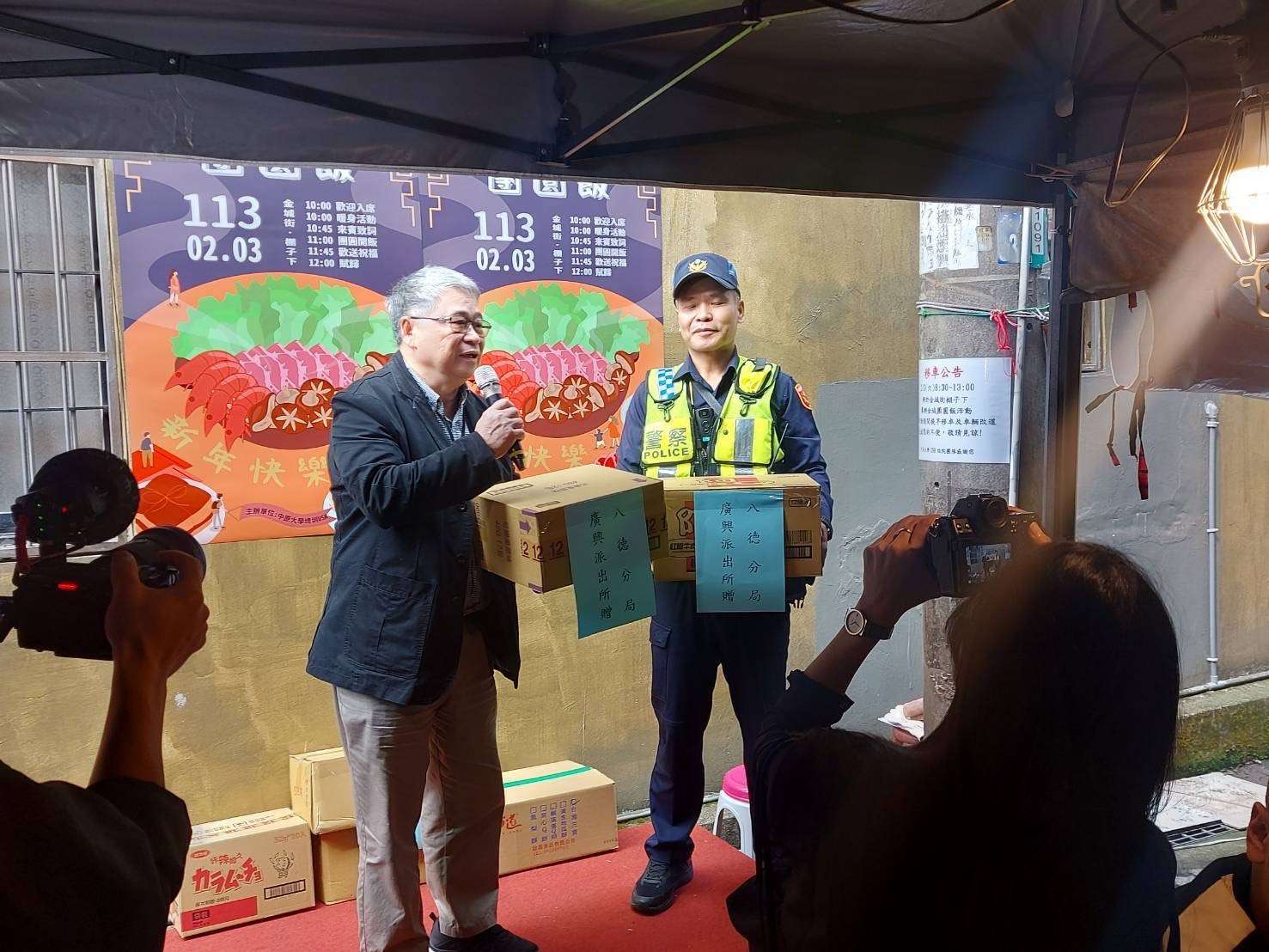 八德警與里長結合善心團體寒冬送暖 關懷弱勢安心過年 S 9805865