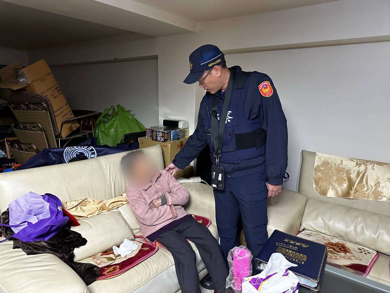 9旬老嫗迷途路邊徘徊 八德暖警助平安返家 S 9805866