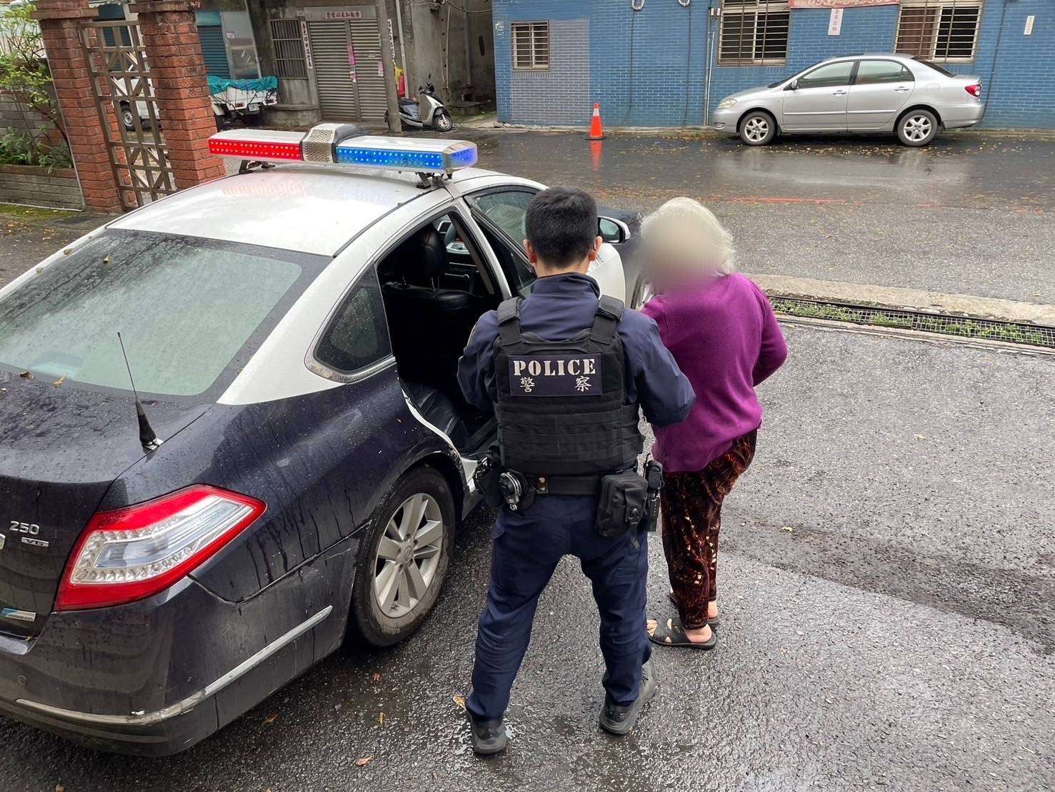 8旬婦人迷途路邊徘徊 八德暖警主動關懷助返家 S 9805895