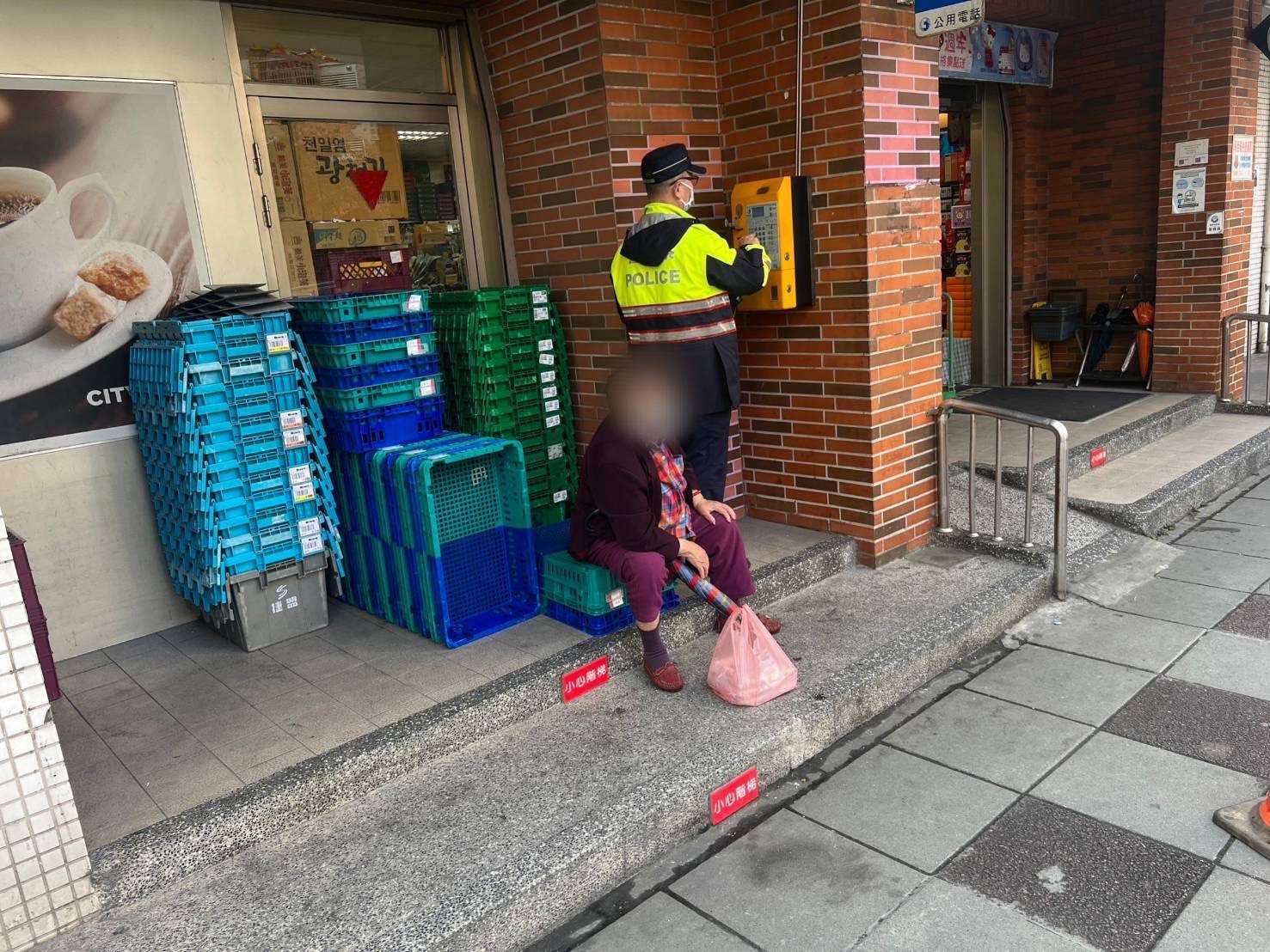 8旬婦人迷途路邊徘徊 八德暖警主動關懷助返家 S 9805896