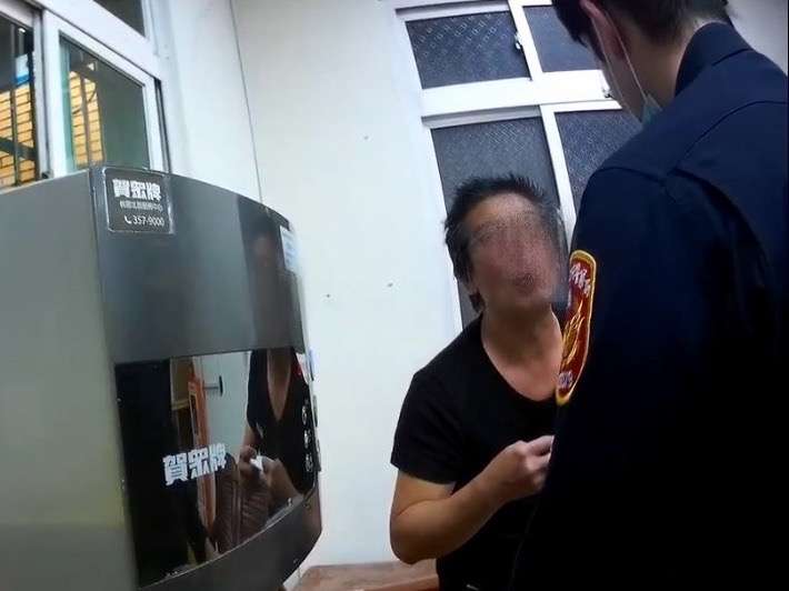 男子寒夜裡險失溫 龜山警及時送「暖」 S 98091030