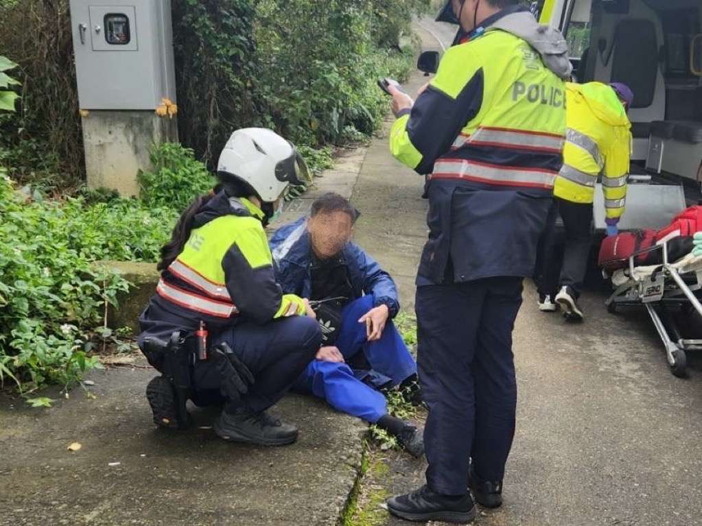 移工1原因昏倒路旁 龜山警及時伸援撿回一命 S 98189318 0