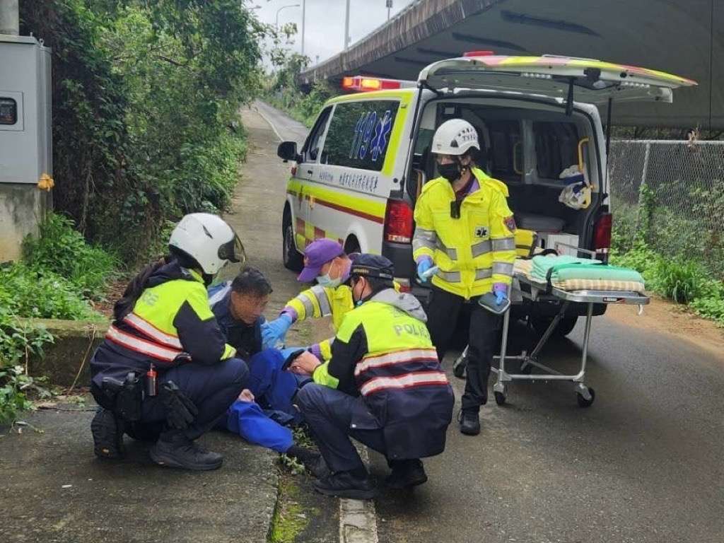 移工1原因昏倒路旁 龜山警及時伸援撿回一命 S 98189319 0
