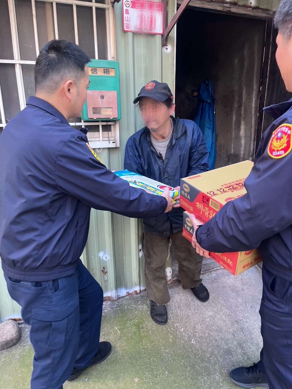 6旬翁患語言障礙靠撿回收維生 龜山警贈愛心物資 S 98328583 0