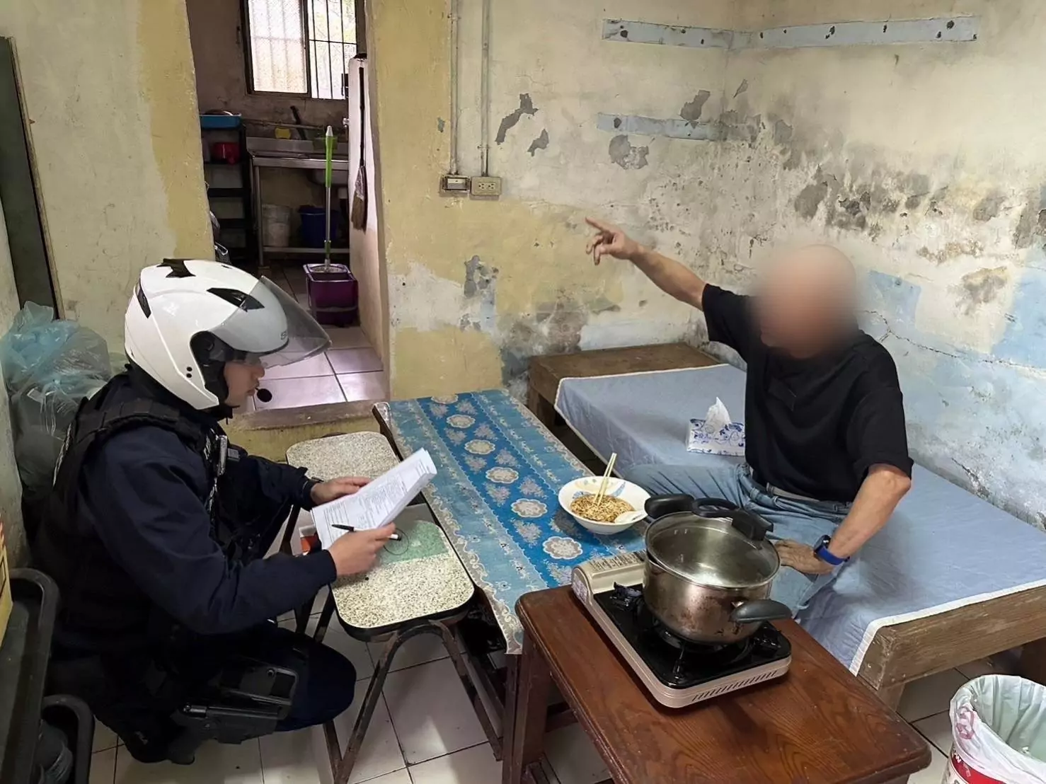 八德暖警主動關懷弱勢 協助紓困助安心過年 八德暖警主動關懷弱勢 協助紓困助安心過年