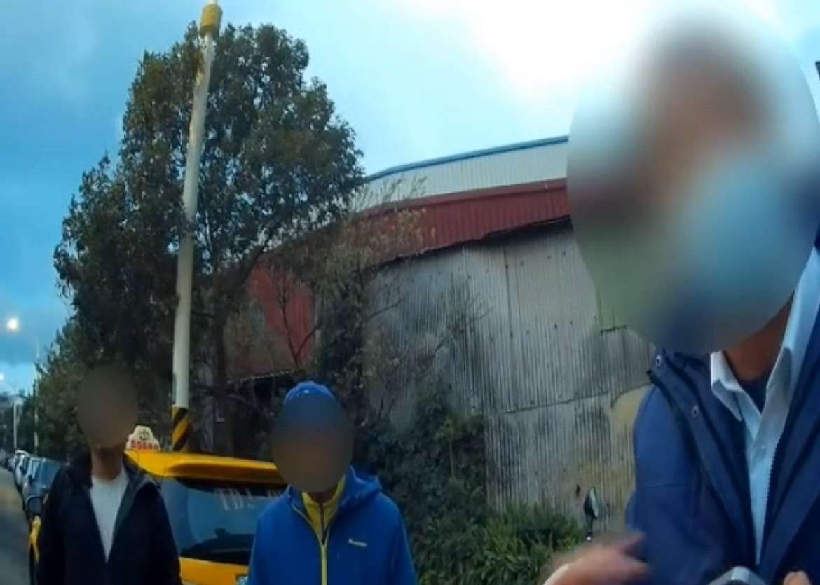 【有片】不滿擋路上前理論 兩車司機當街大打出手 S 9846788