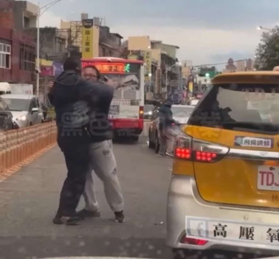 【有片】不滿擋路上前理論 兩車司機當街大打出手 S 9846790