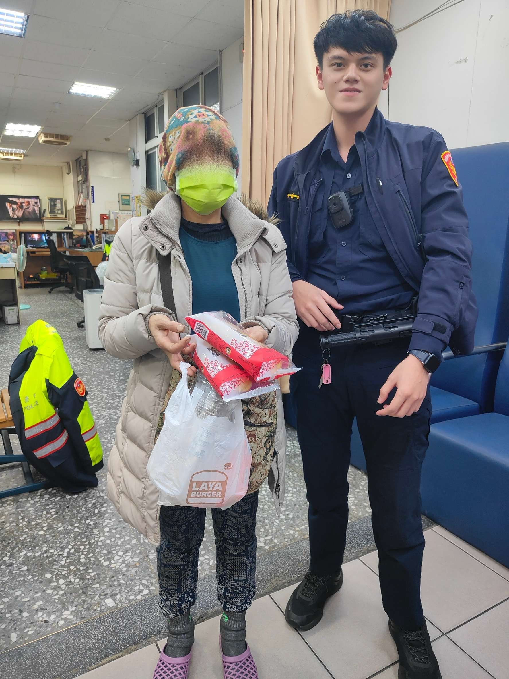 失業婦體力不支險倒地 龜山警急伸援手 S 98508805 0