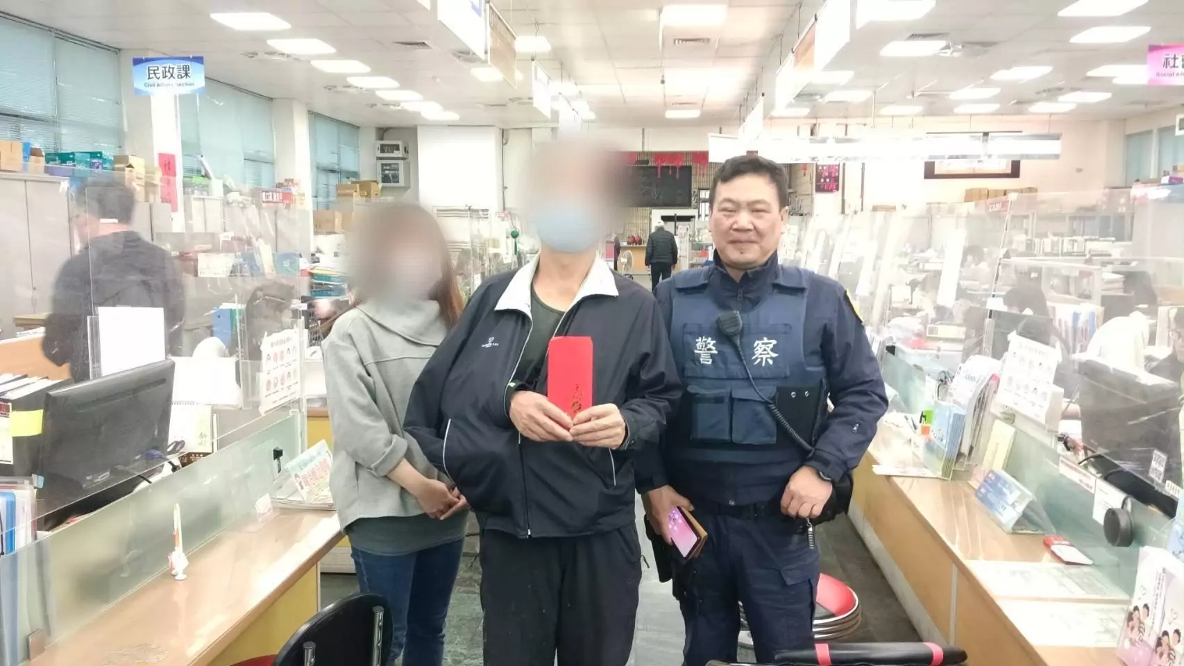 八德警訪視弱勢家庭 協助通報急難救助申請紓困 八德警訪視弱勢家庭 協助通報急難救助申請紓困