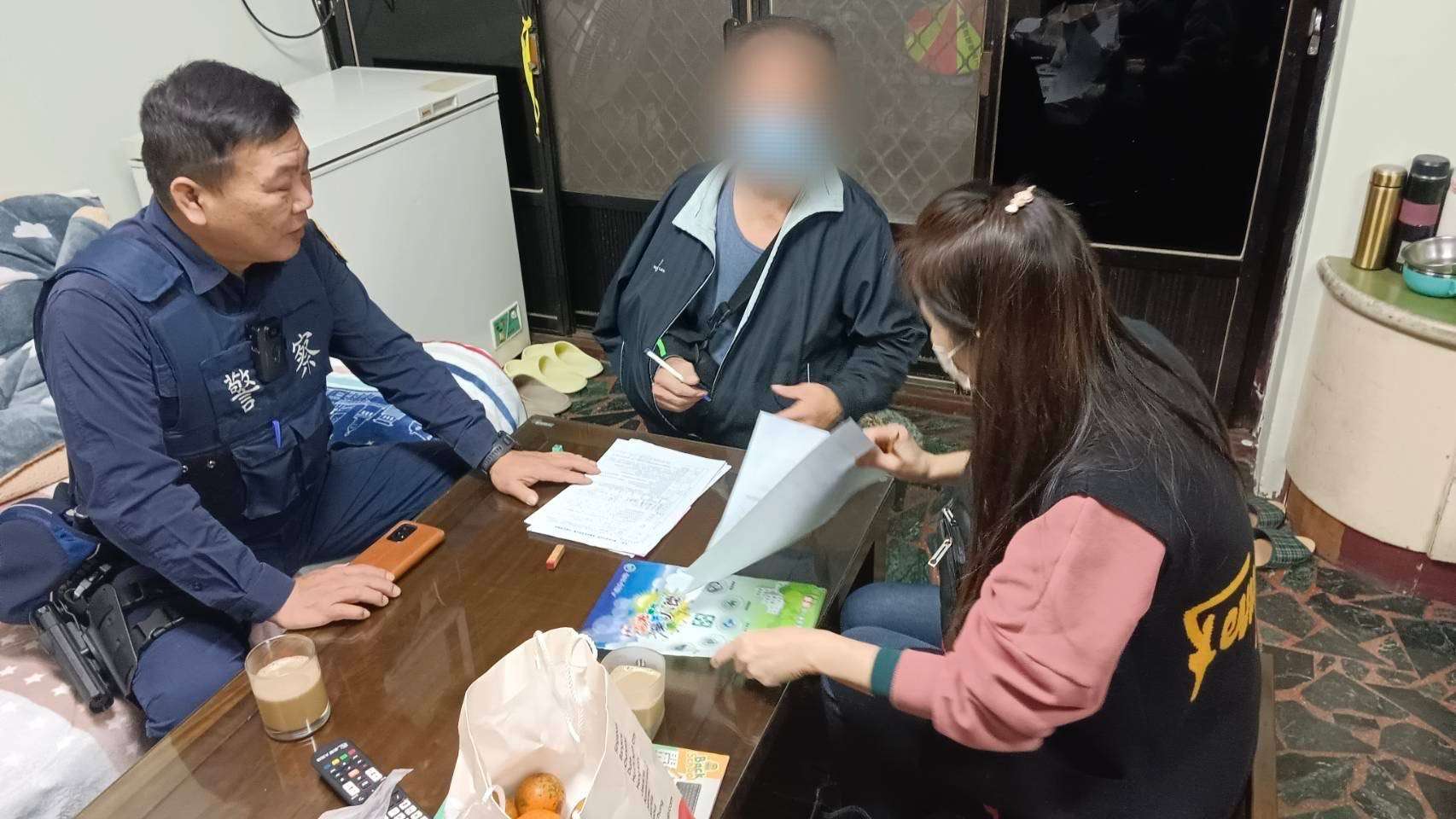 八德警訪視弱勢家庭 協助通報急難救助申請紓困 S 9879557