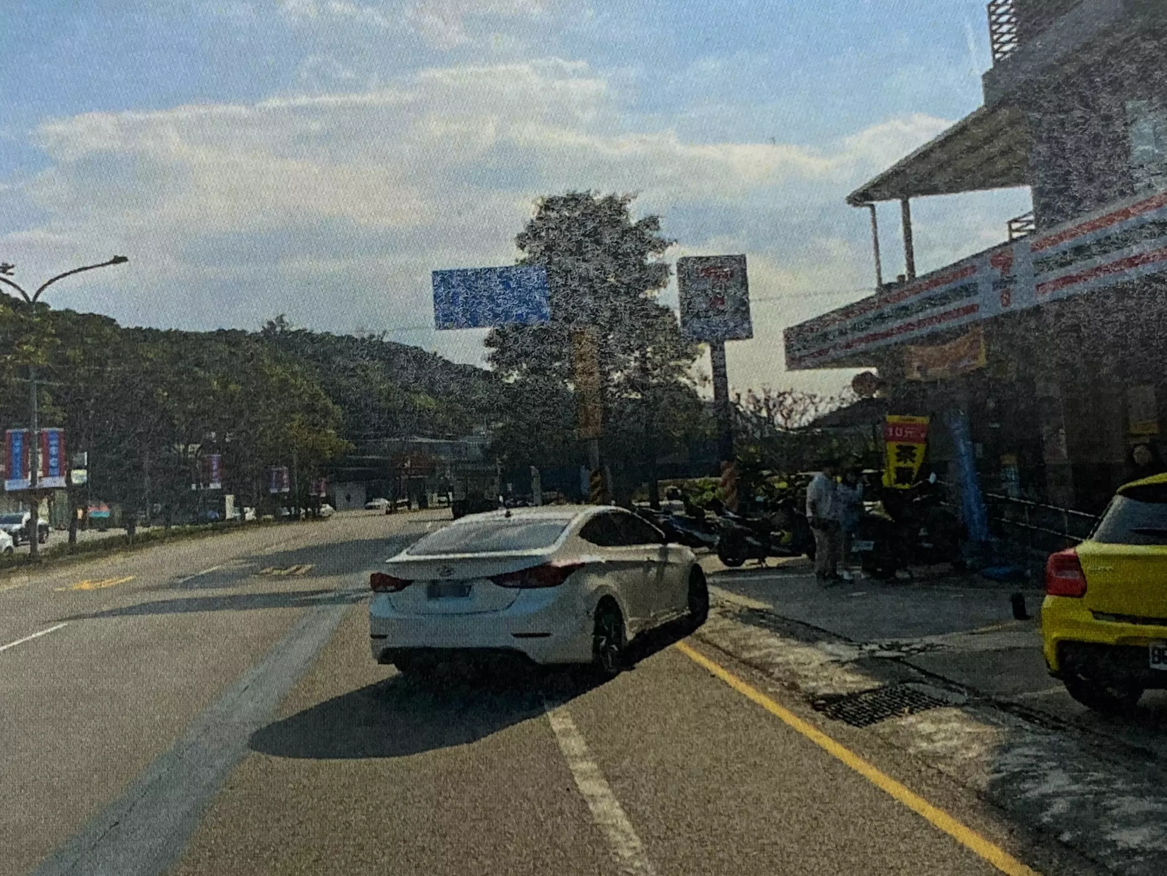 【有片】雙載機車遭自小客擊落畫面曝 網友反應兩極 【有片】雙載機車遭自小客擊落畫面曝 網友反應兩極