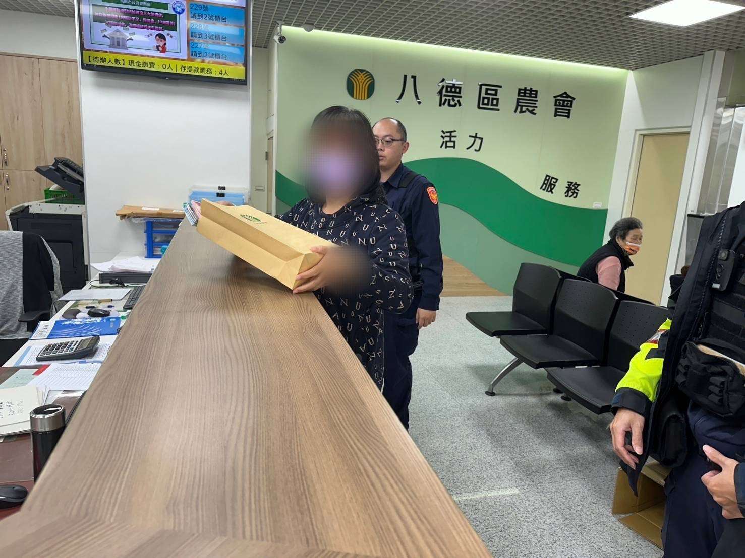 年前大額存提款免驚 八德警護鈔守護財產安全 S 9912346 0