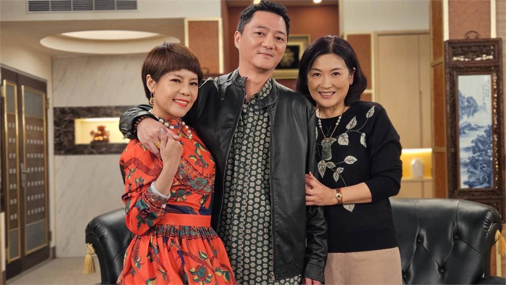 藍葦華8點檔《愛的榮耀》霸氣黑道卻服侍大小老婆 反差萌!