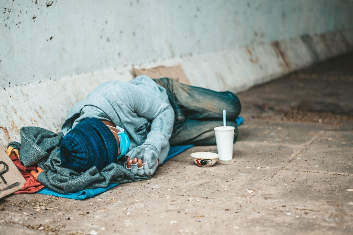 強烈冷氣團來襲!桃園11區橙燈低溫特報 beggars lying side street with dirty clothes