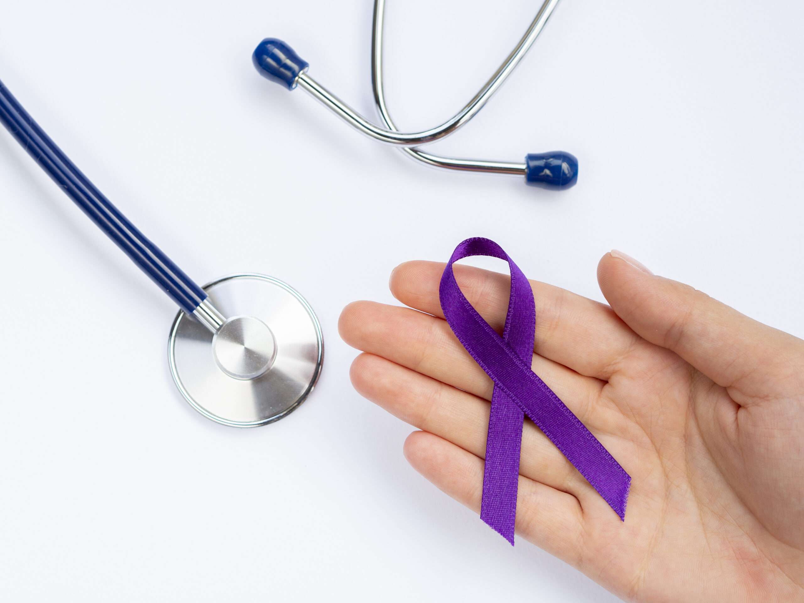 這癌症男性患者佔9成 落實3生活習慣可預防 close up hand holding purple ribbon with stethoscope scaled