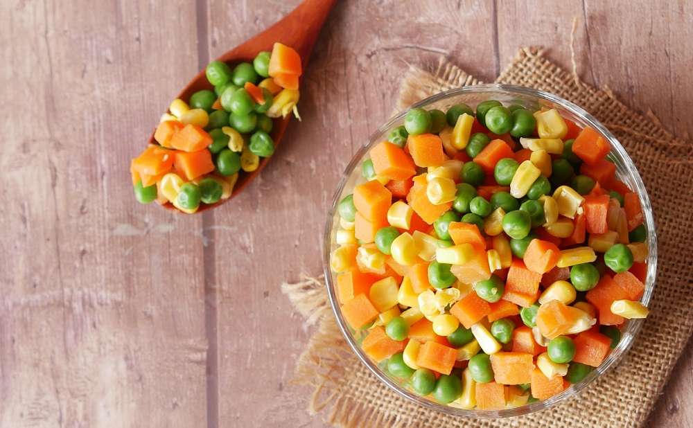 三色豆不雷!營養師曝這些便當菜好處多多 corn carrot beans bowl table