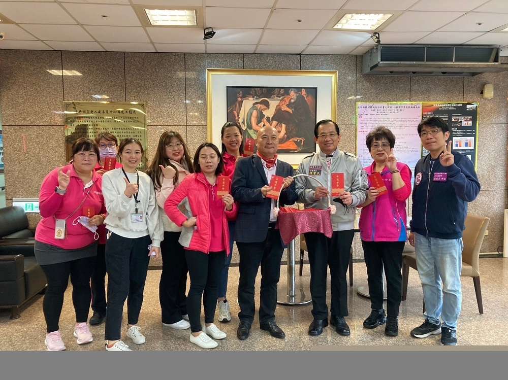 桃園社會局長陳寶民慰問長照機構 向長輩拜年