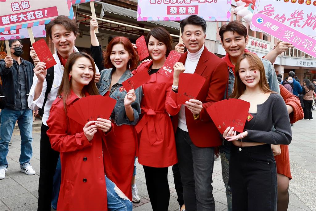 《愛的榮耀》演員迪化街發送紅包袋 一千份10分鐘發光