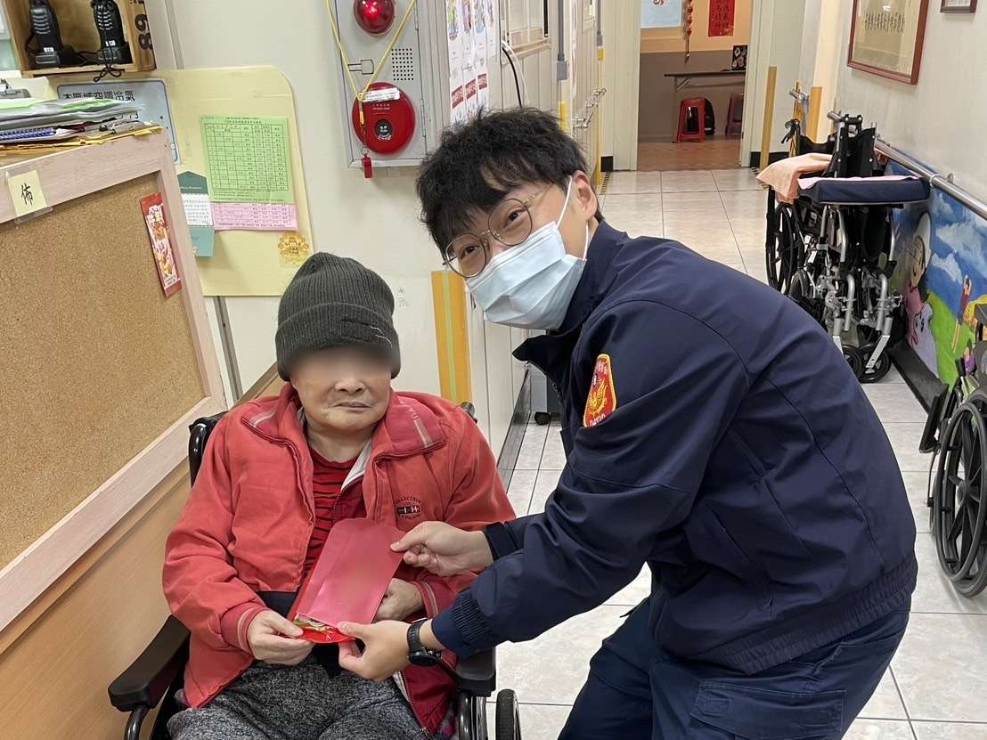 壢警前進長照中心 向長輩拜早年 fisfjisfj