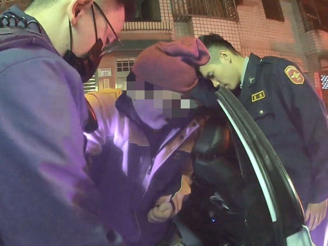 男子外出癲癇發作 中壢警消火速伸援 gdkgjkdg
