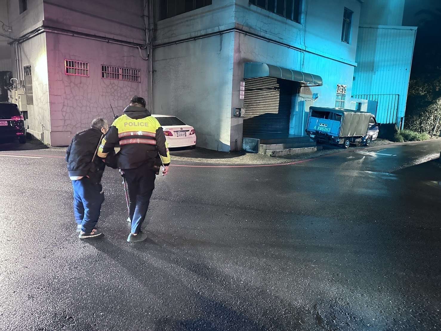 7旬失智翁雨夜迷途 中壢警民及時伸援 gdklgjeit