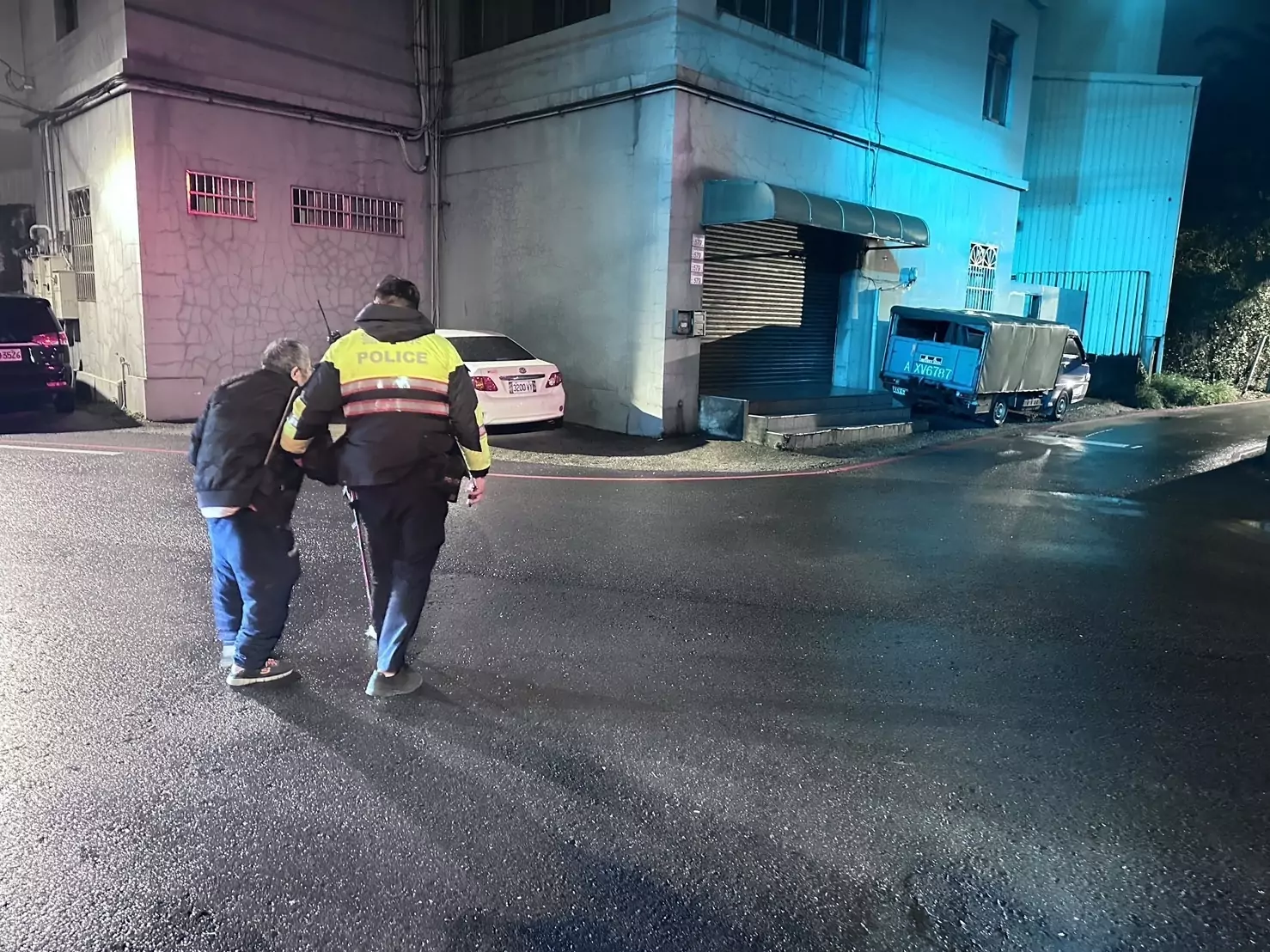 7旬失智翁雨夜迷途 中壢警民及時伸援 7旬失智翁雨夜迷途 中壢警民及時伸援