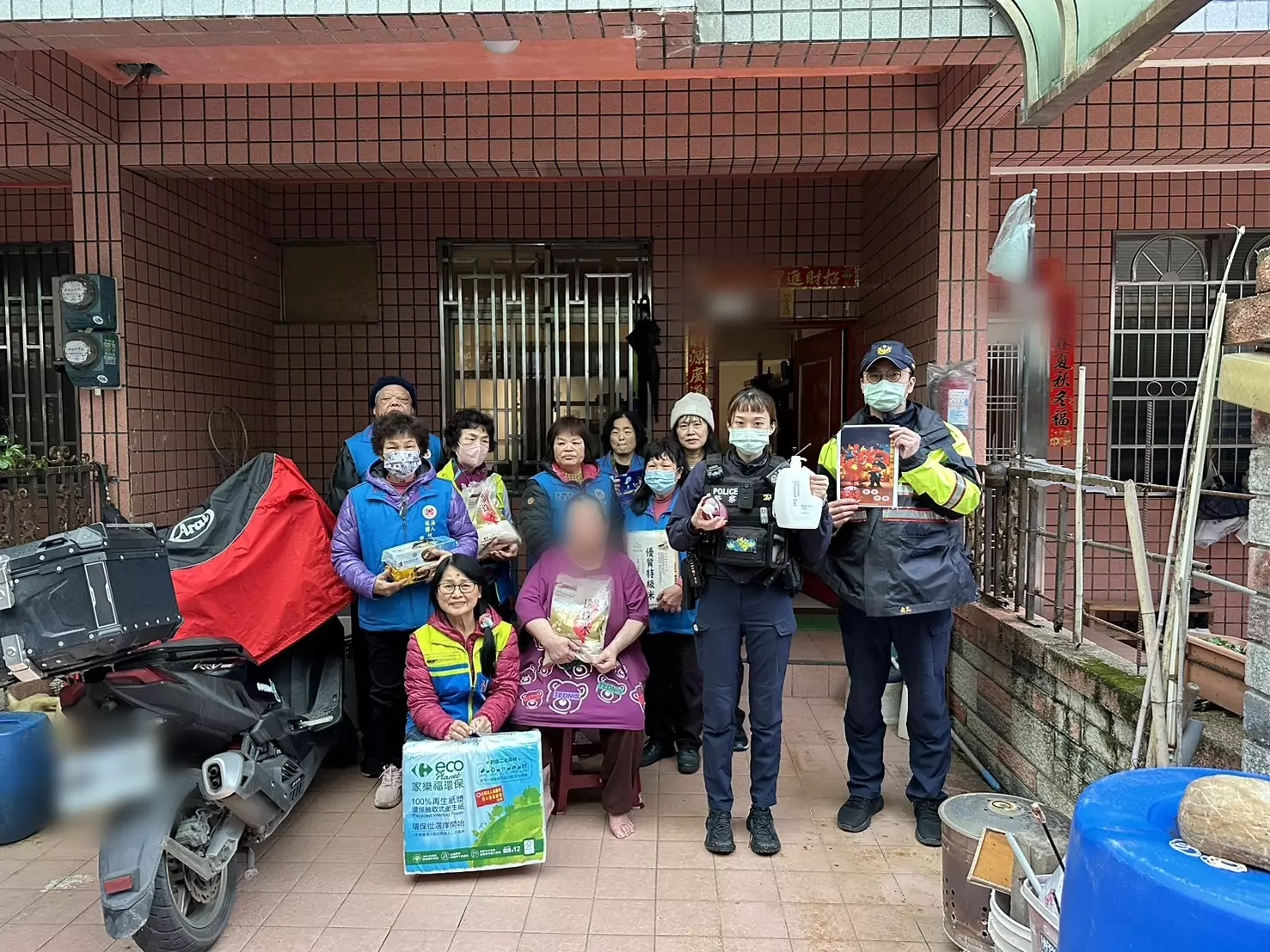 青埔警春節送暖 贈弱勢家庭愛心物資 青埔警春節送暖 贈弱勢家庭愛心物資