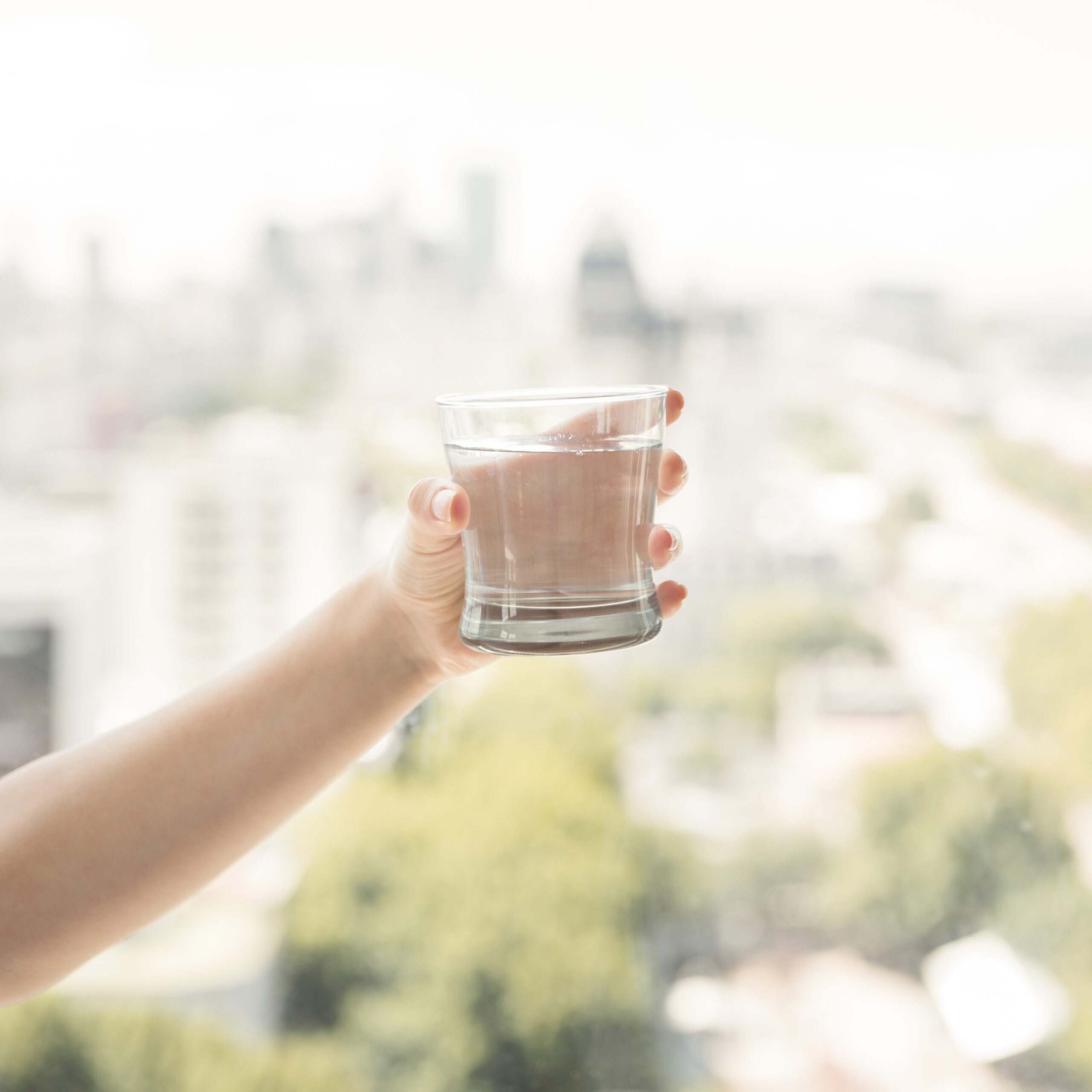 便利又環保!環境部推奉茶APP 1.3萬個站點供你解渴 hand holding glass water scaled